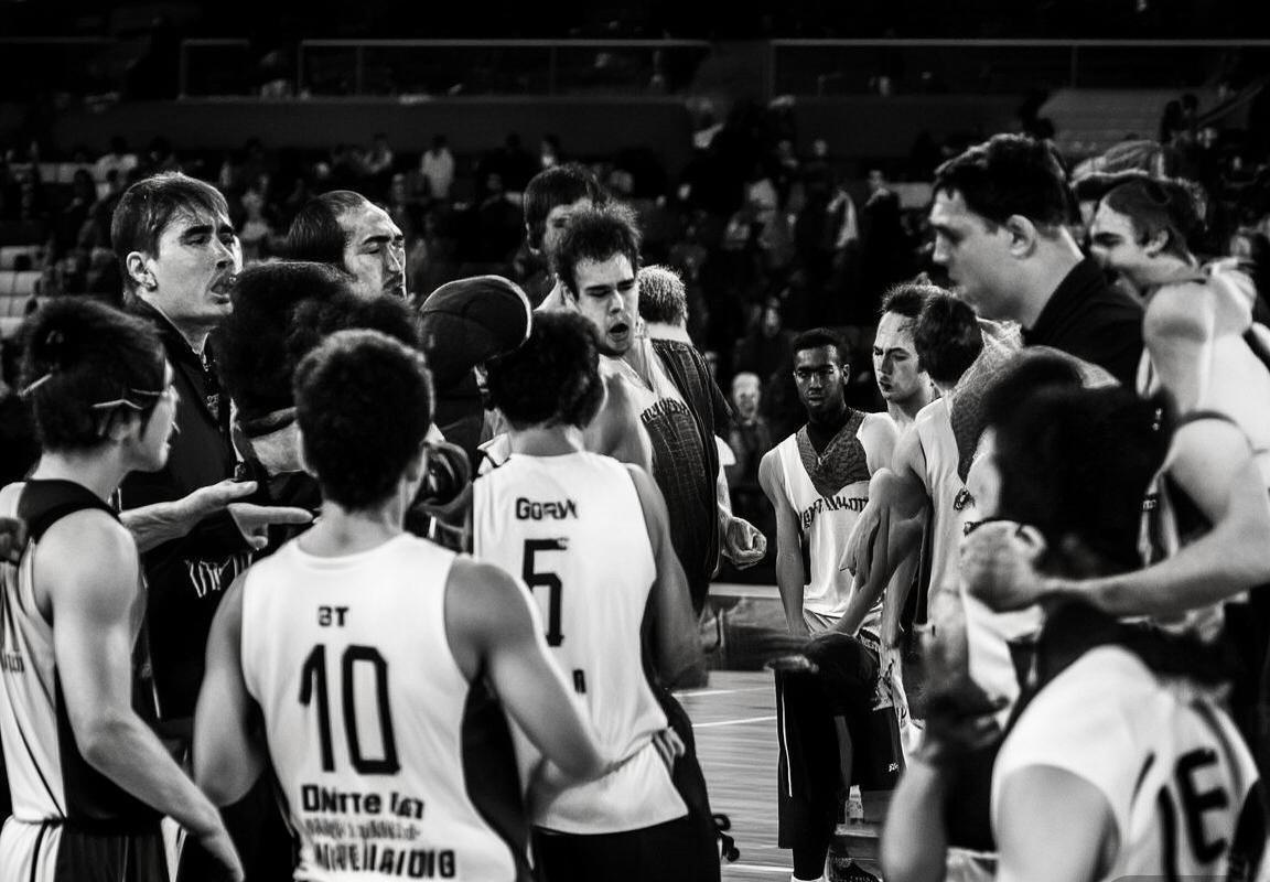 北控VS上海篮球对决：精彩瞬间与战术解析(图2)